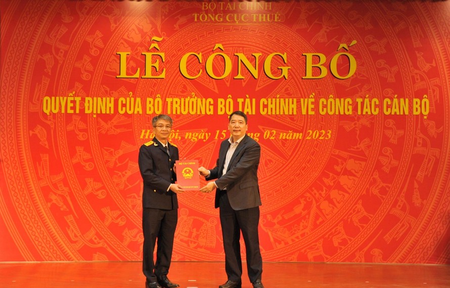 Thứ trưởng Bộ Tài chính Cao Anh Tuấn trao Quyết định bổ nhiệm Quyền Tổng cục trưởng Tổng cục Thuế cho ông Mai Xuân Thành.