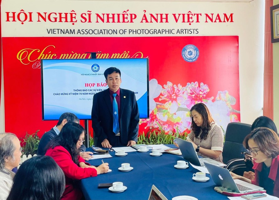 Ông Hồ Sỹ Minh, Phó chủ tịch thường trực Hội Nghệ sỹ Nhiếp ảnh Việt Nam thông tin về các hoạt động kỷ niệm 70 năm Nhiếp ảnh Cách mạng Việt Nam.