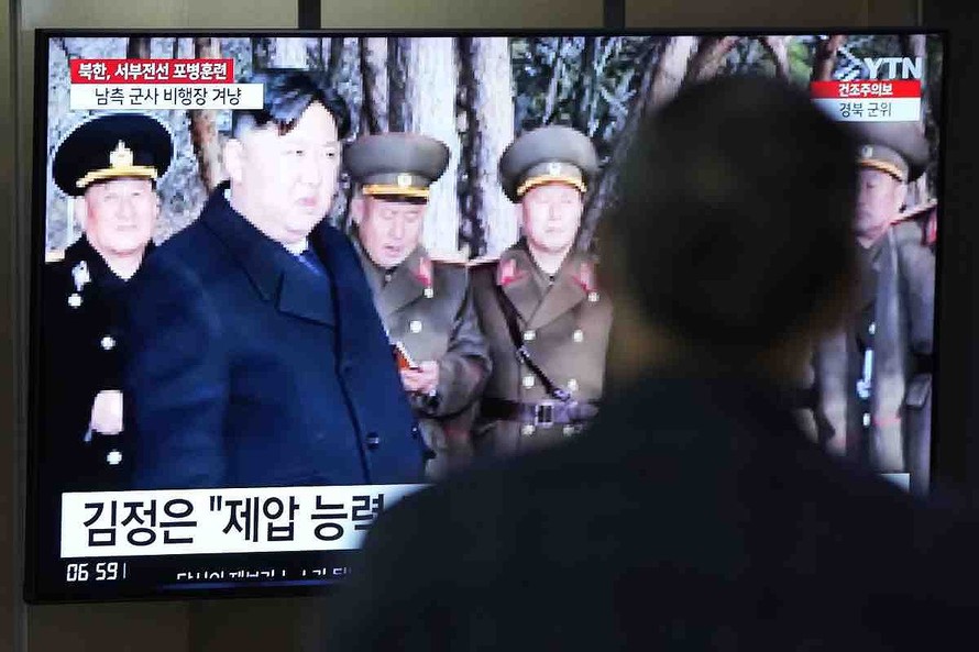 Hình ảnh hà lãnh đạo Triều Tiên Kim Jong-un thị sát đơn vị pháo binh Hwasong trên truyền hình hôm 9/3.