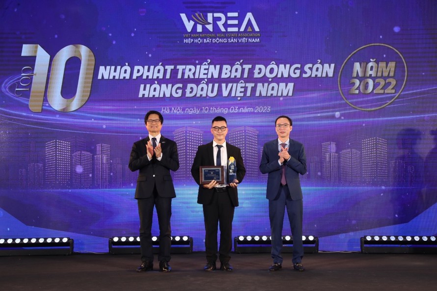 Ông Phạm Trọng Phương - Trưởng Ban Kiểm soát Thiết kế, đại diện Công ty nhận giải thưởng “Top 10 nhà phát triển bất động sản hàng đầu Việt Nam 2022”.