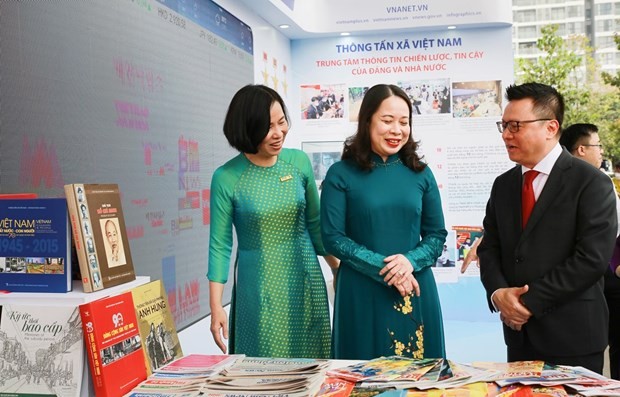 Phó Chủ tịch nước Võ Thị Ánh Xuân thăm gian trưng bày các ấn phẩm báo chí của Thông tấn xã Việt Nam tại Hội báo toàn quốc năm 2022.