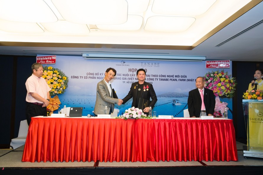 Lễ ký kết hợp tác nuôi cấy ngọc trai theo công nghệ mới giữa Công ty Cổ phần ngọc trai Hoàng Gia (Việt Nam) và Công ty Tanabe Pearl Farm (Nhật Bản).
