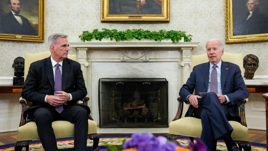 Tổng thống Biden gặp Chủ tịch Hạ viện Kevin McCarthy, thành viên đảng Cộng hòa, tại Phòng Bầu dục, Nhà Trắng ngày 22/5/2023. Ảnh: AP.