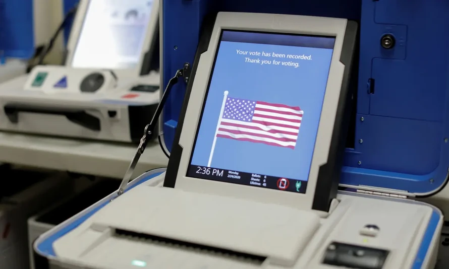 Hệ thống bầu cử trên máy tại Mỹ. Ảnh: Reuters.