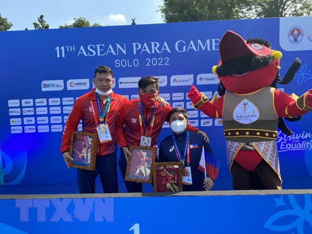 Kình ngư Võ Huỳnh Anh Khoa (giữa) giành huy chương Vàng đầu tiên cho đoàn thể thao người khuyết tật Việt Nam tại ASEAN Para Games lần thứ 11. Ảnh: Chiến Phong/TTXVN.