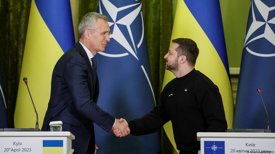 Tổng thống Ukraine Volodymyr Zelensky (phải) và Tổng Thư ký NATO Jens Stoltenberg. Ảnh: DW.