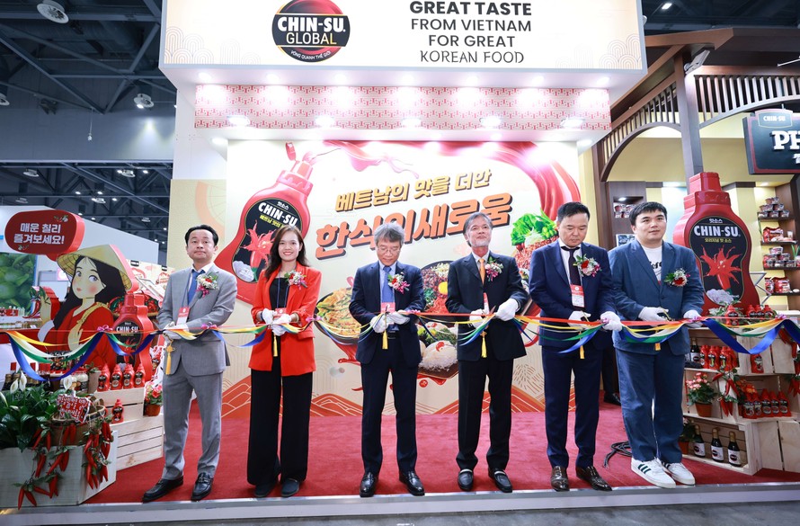 Nghi thức cắt băng khai mạc gian hàng Chin-su tại Sự kiện Seoul Food 2023 tại Hàn Quốc.