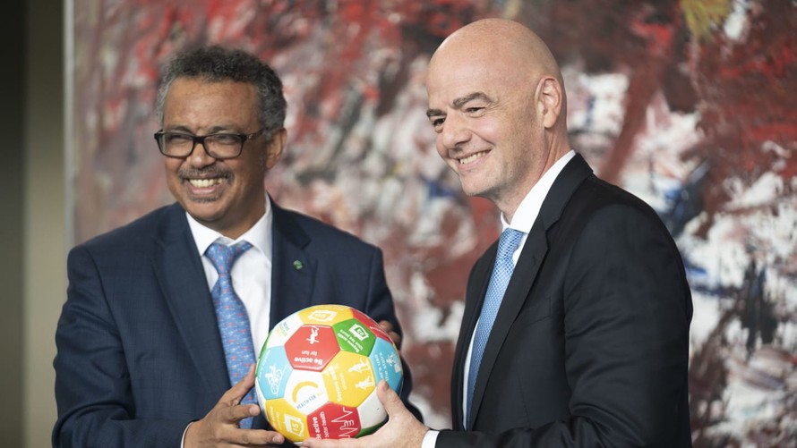 Tổng Giám đốc WHO Tedros Adhanom Ghebreyesus và Chủ tịch FIFA Gianni Infantino.