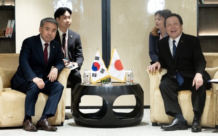 Bộ trưởng Quốc phòng Hàn Quốc Lee Jong-sup (trái) người đồng cấp Nhật Bản Yasukazu Hamada trong cuộc gặp tại Singapore.