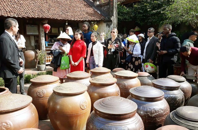 Du khách thăm quan làng cổ Đường Lâm (Sơn Tây). Ảnh: VGP.