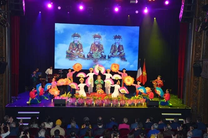 Các nghệ sỹ Nhà hát Ca Múa Nhạc Việt Bắc biểu diễn trong “Đêm Văn hóa Việt Nam”. Ảnh: Nguyễn Ngọc Hiệp/TTXVN.