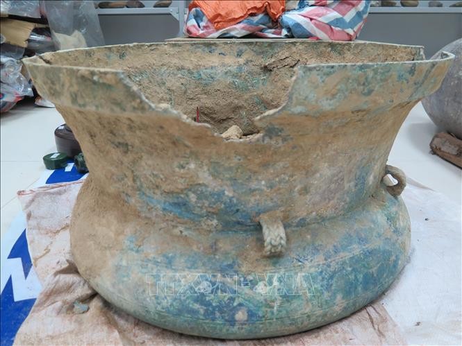 Trống đồng cổ được phát hiện trong quá trình san gạt đất làm nhà của bà Hoàng Thị Vắng, thôn Tả Thàng, xã Gia Phú, huyện Bảo Thắng, tỉnh Lào Cai, (ảnh tư liệu): Hương Thu/TTXVN.