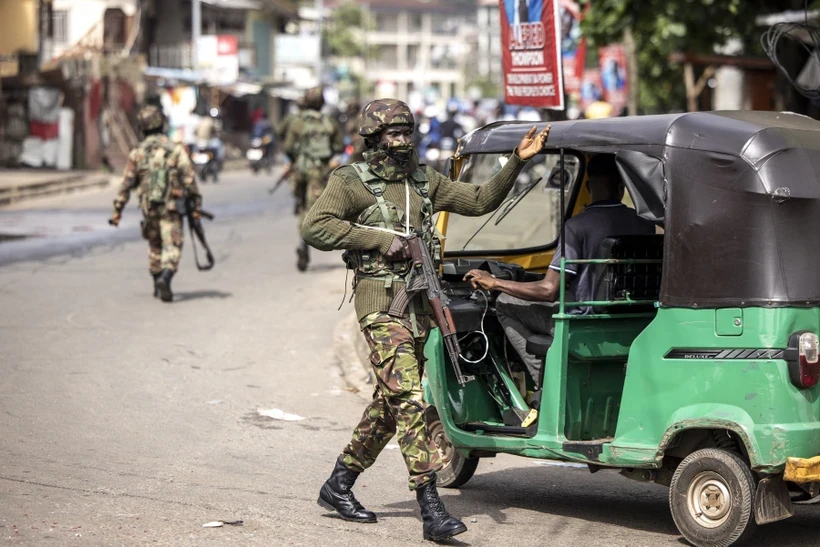 Binh sỹ Sierra Leone gác trên đường phố tại Freetown. Ảnh tư liệu: AFP.