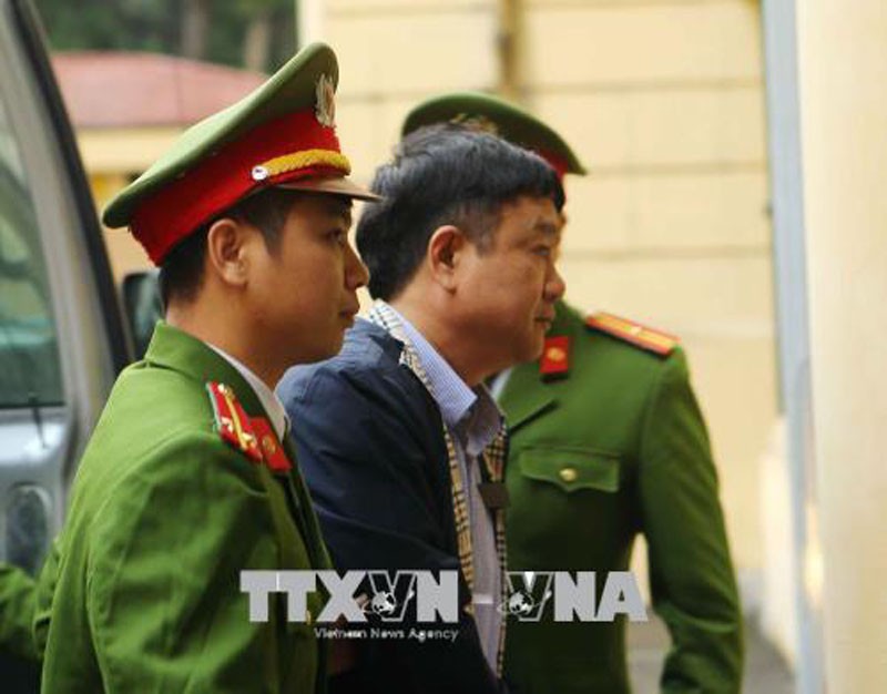 Bị cáo Đinh La Thăng bị dẫn giải đến tòa vào sáng nay. Ảnh: TTXVN