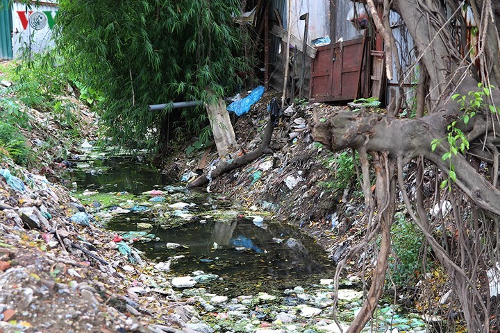 Nhiều mương thoát nước ở Hà Nội đã bị biến thành mương rác, gây tắc nghẽn và ô nhiễm môi trường nghiêm trọng, trong khi mùa mưa đã tới.