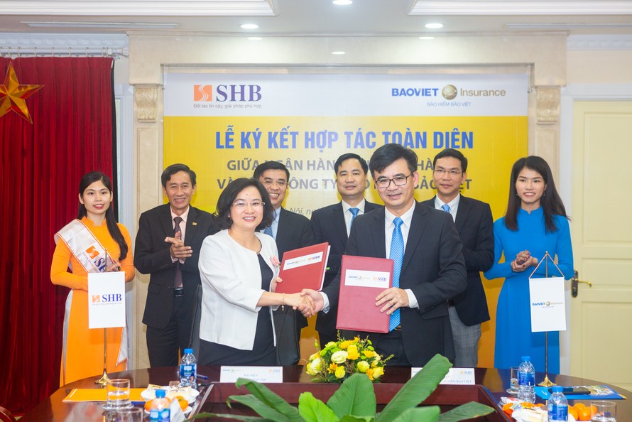 Bà Ngô Thu Hà - Phó Tổng Giám đốc SHB và Ông Nguyễn Quang Hưng - Phó Tổng giám đốc Bảo hiểm Bảo Việt trao thỏa thuận hợp tác trước sự chứng kiến của Lãnh đạo cấp cao của SHB và Bảo hiểm Bảo Việt.