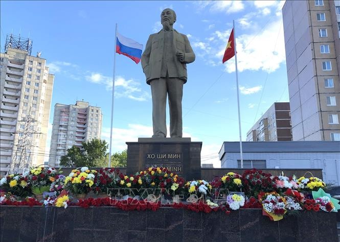 Tượng đài Bác Hồ ở quảng trường mang tên Bác ở thành phố Ulianovsk - quê hương của Lenin. Ảnh: Tâm Hằng/TTXVN