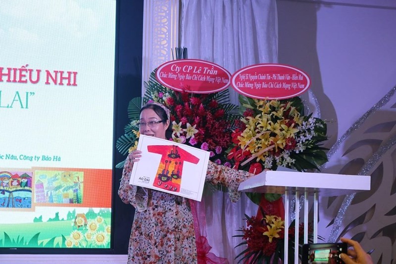 Bà Huỳnh Ngọc Vân, Phó Chủ tịch Ủy ban Hòa Bình TP. HCM nói về hình thức thi mới của năm 2019 là vẽ tranh trên rập giấy hình áo dài.