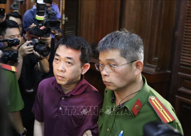 Bị cáo Nguyễn Minh Hùng được dẫn giải đến toà. Ảnh: Thành Chung/TTXVN