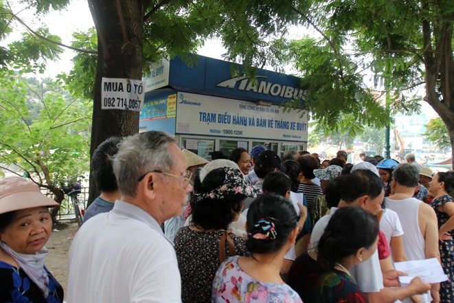 Nhiều người xếp hàng tại Trạm điều hành và bán vé tháng xe buýt trên phố Kim Ngưu, Hà Nội để đăng ký và lấy thẻ miễn phí. Ảnh: Lê Phú/Báo Tin tức