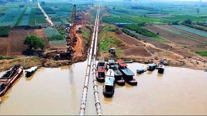 Hạ thủy đường ống dẫn nước sạch của nhà máy nước sạch sông Đuống qua sông Hồng. Ảnh: Hà Nội Mới