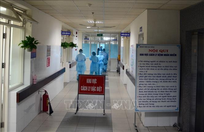 Khu vực cách ly được phân thành nhiều lớp ngăn chặn mầm bệnh lan nhiễm tại Bệnh viện Đà Nẵng. Ảnh: Văn Dũng/TTXVN