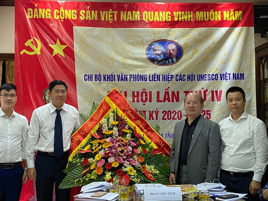 Đồng chí Nguyễn Trung Dũng đại diện cho Quận ủy Ba Đình trao tặng lẵng hoa cho Đại hội