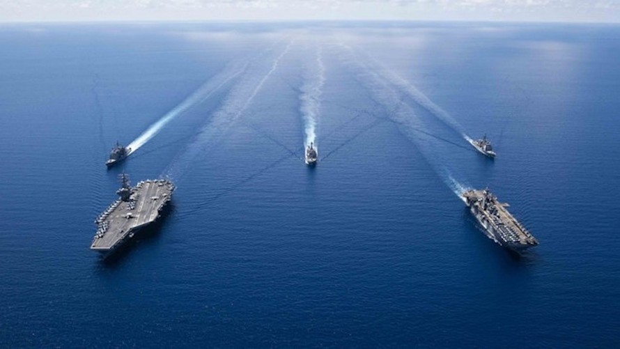Tàu sân bay USS Ronald Reagan (trái), tàu đổ bộ USS Boxer cùng các tàu chiến của Mỹ trong một lần hoạt động tại Biển Đông. Ảnh: Hải quân Mỹ.