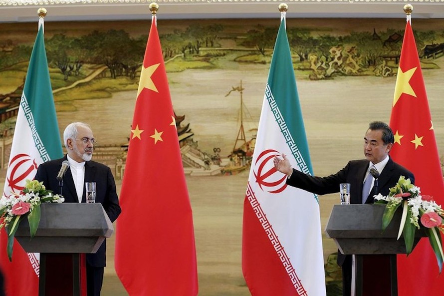 Ngoại trưởng Iran Mohammad Javad Zarif (trái) và Ngoại trưởng Trung Quốc Vương Nghị tại một buổi họp báo sau cuộc gặp song phương ở Bắc Kinh, Trung Quốc ngày 15/9/2015. Ảnh: Reuters