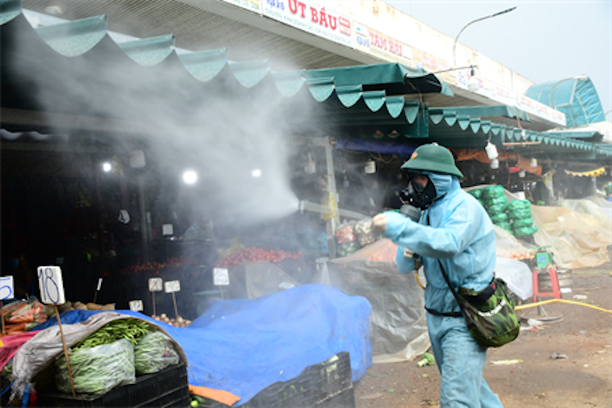 Lực lượng Phòng hóa Quân khu 7 cơ động khử khuẩn tại chợ đầu mối nông sản Hóc Môn (TP.HCM)