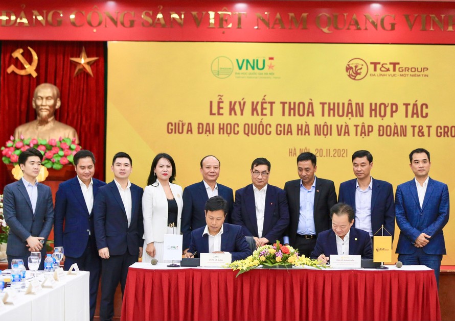 Chủ tịch HĐQT kiêm Tổng Giám đốc T&T Group Đỗ Quang Hiển và GS.TS Lê Quân, Giám đốc ĐHQHN ký kết Thỏa thuận hợp tác chiến lược.