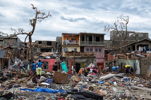 Quảng cảnh hoang tàn ở Jeremie, Haiti, sau bão Matthew hôm 6/10. Ảnh: Reuters