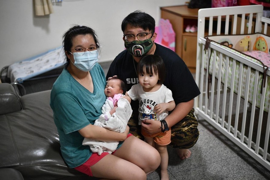Cặp vợ chồng Poh Lee và hai đứa con nhỏ. Ảnh: The Straits Times.