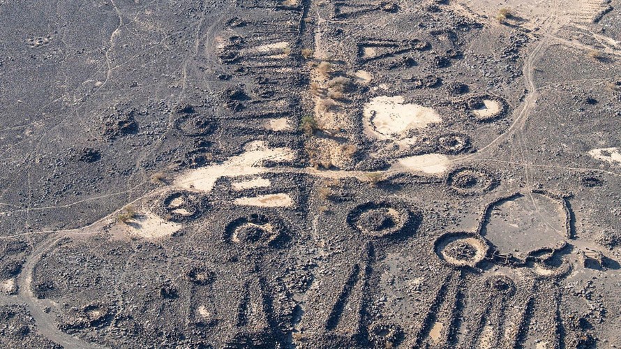 Một "đại lộ danh vọng" được bao quanh bởi những ngôi mộ thời kỳ đồ đồng, dẫn ra ốc đảo al Wadi gần Khaybar ở phía tây bắc Saudi Arabia. Nguồn: AAKSA