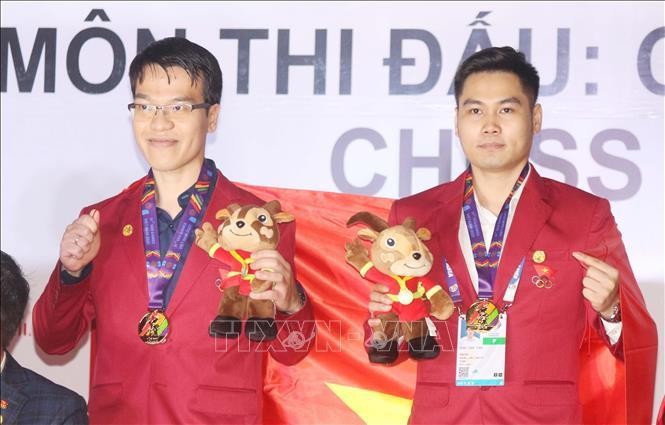 2 VĐV Lê Quang Liêm, Trần Tuấn Minh nhận HCV ở nội dung cờ nhanh đồng đội nam. Ảnh: TTXVN