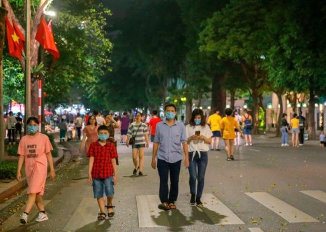 Hà Nội: Xử phạt nhiều trường hợp vi phạm trên phố đi bộ Hồ Hoàn Kiếm