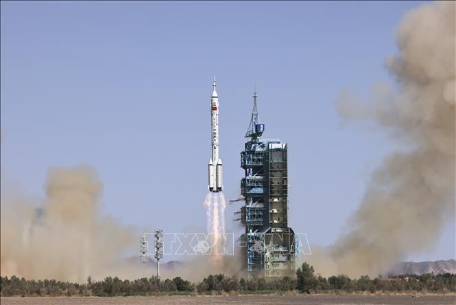 Tên lửa Trường Chinh-2F mang theo tàu vũ trụ Thần Châu-14 rời bệ phóng tại Trung tâm Phóng vệ tinh Tửu Tuyền, Tây Bắc Trung Quốc, ngày 5/6/2022. Ảnh: TTXVN