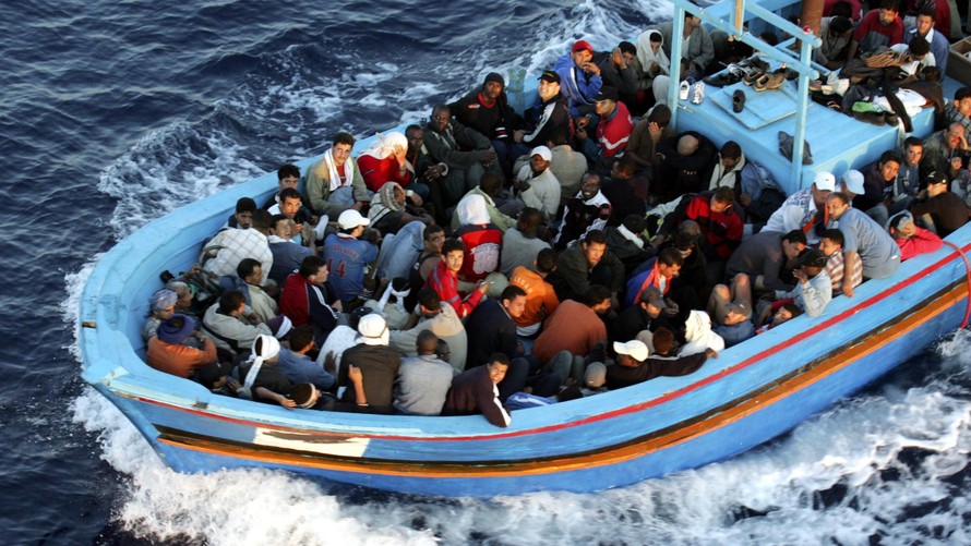 Đoàn người di cư ngoài khơi Calabria, Italy. Ảnh: The Week UK