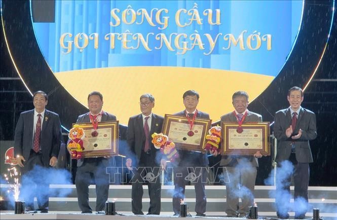 Tổ chức kỷ lục Guiness Việt Nam trao bằng xác lập kỷ lục 100 món ăn từ tôm hùm cho Đảng bộ và chính quyền thị xã Sông Cầu. 