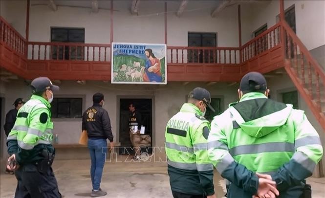 Cảnh sát khám xét nhà riêng của Tổng thống Peru Pedro Castillo tại Chugur để truy bắt em dâu của Tổng thống, ngày 10/8/2022. Ảnh: TTXVN