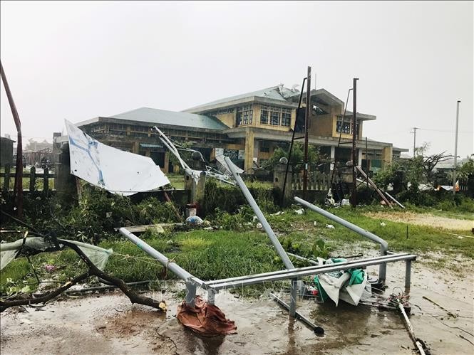 Siêu bão Noru: Lốc xoáy làm nhiều trụ sở, nhà dân bị tốc mái, đổ sập