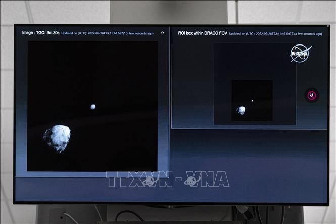 Hình ảnh tàu vũ trụ thực hiện thử nghiệm chuyển hướng tiểu hành tinh kép (DART) bay qua tiểu hành tinh Didymos (trái) và chuẩn bị đâm vào Dimorphos (phải), ngày 26/9/2022 (Ảnh phát trên màn hình tại Trung tâm vũ trụ Kenedy thuộc Cơ quan Hàng không Vũ trụ Mỹ-NASA). Ảnh: TTXVN