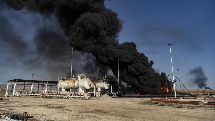 Khói bốc lên từ một kho dầu bị không quân Thổ Nhĩ Kỳ tấn công tần thị trấn Qamishli, Syria, ngày 23/11/2022. Ảnh: AP 