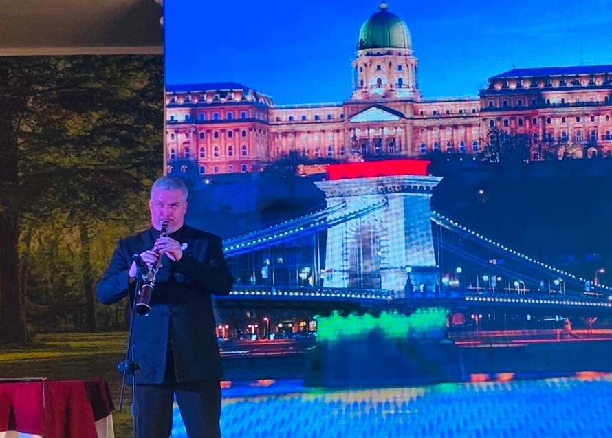 Tối 1/12, nghệ sỹ József Terék đã giới thiệu nhạc cụ truyền thống ‘„tárogató” của Hungary đến với người dân, du khách TP Hồ Chí Minh.