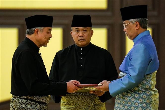 Quốc vương Malaysia Abdullah Sultan Ahmad (phải) trao quyết định bổ nhiệm cho tân Phó Thủ tướng Ahmad Zahid Hamidi (trái), tại Kuala Lumpur, ngày 3/12/2022. Ảnh: AFP/ TTXVN