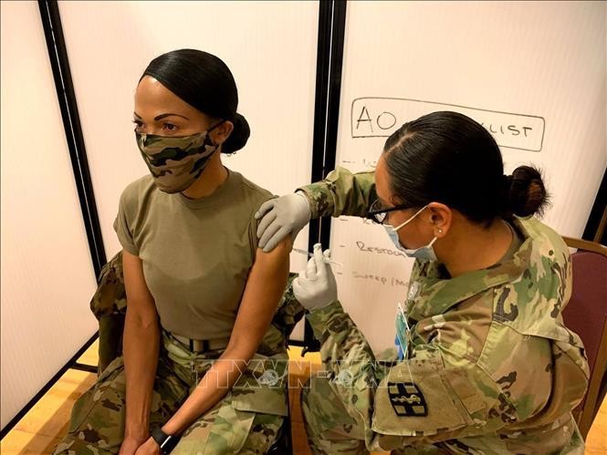 Binh sĩ quân đội Mỹ được tiêm vaccine ngừa COVID-19. Ảnh: Army.mil/TTXVN