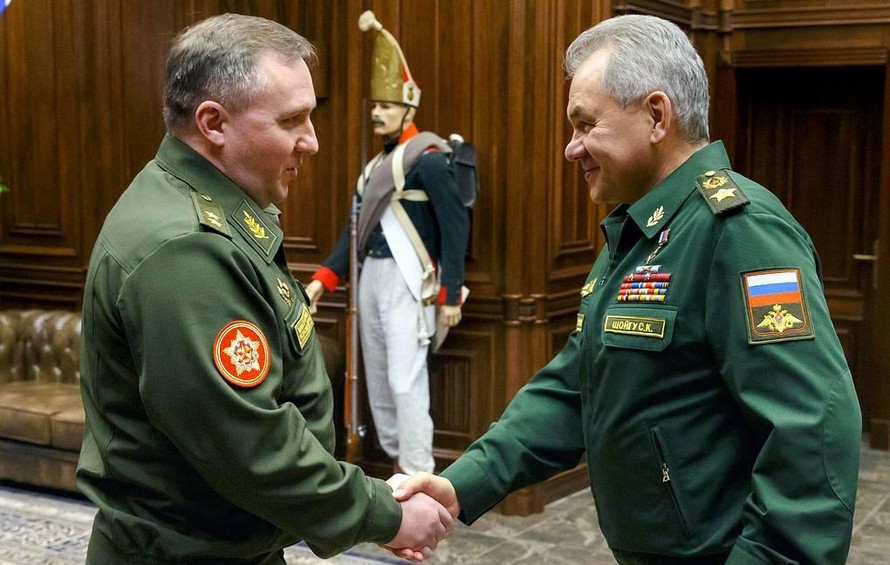 Bộ trưởng Quốc phòng Belarus Viktor Khrenin và Bộ trưởng Quốc phòng Nga Sergey Shoigu. Ảnh: Tass