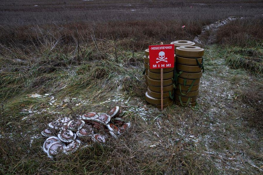 Mìn chống tăng trên một cánh đồng ở vùng Kherson, miền Nam Ukraine. Ảnh: AP 