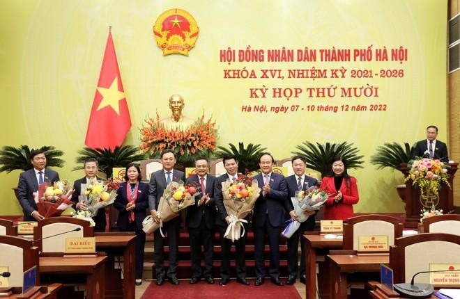 Chủ tịch HĐND TP Nguyễn Ngọc Tuấn, Chủ tịch UBND TP Trần Sỹ Thanh chúc mừng các đồng chí được lãnh đạo TP tin tưởng trao trọng trách.