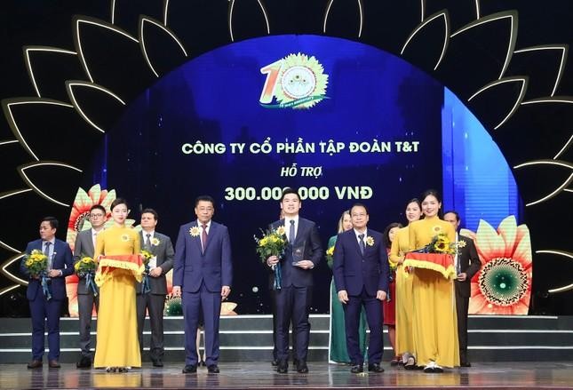 Ông Đỗ Vinh Quang, Phó Chủ tịch HĐQT thay mặt Tập đoàn T&T Group trao tặng 300 triệu đồng cho Quỹ Hỗ trợ bệnh nhân ung thư “Ngày mai tươi sáng”.